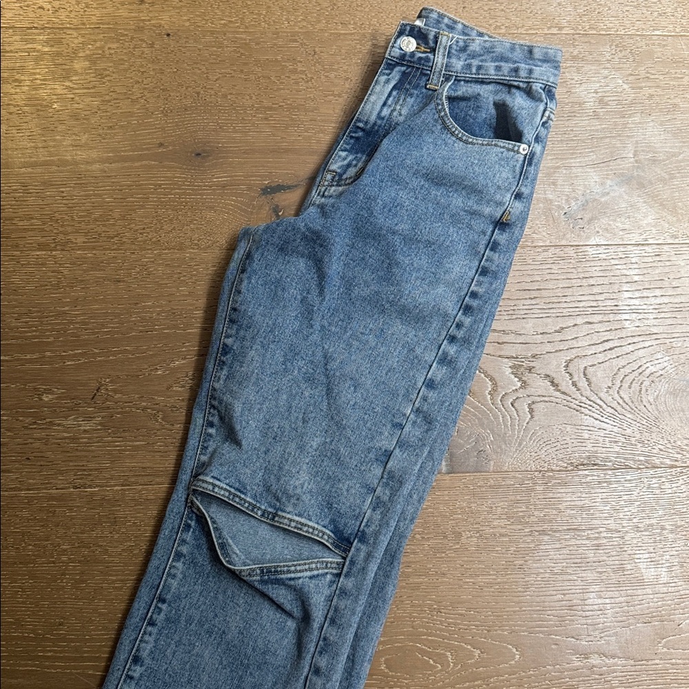 Forever 21 Light Wash Straight Leg Jeans Cut Out Knee Distressed Size 26 - Picture 5 of 6
